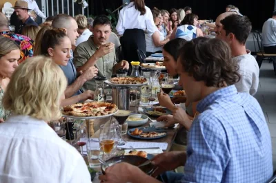 Descubre yarra valley en un tour desde melbourne con degustaciones guiadas de fruta, chocolate y vino, más una botella de regalo para llevar. incluye guía local y todas las catas.