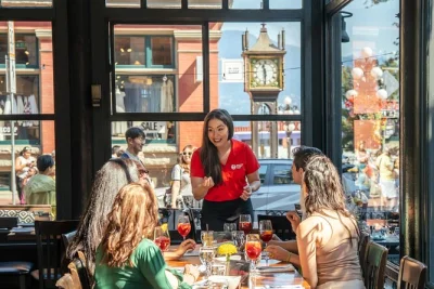 Découvrez gastown à vancouver avec un cours de mixologie, des pierogis de sanglier et des histoires du quartier. dîner, boissons et guide inclus. réservez en ligne.