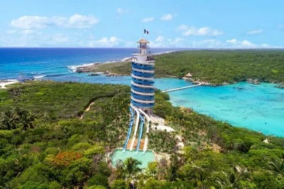 Erlebe xel-ha mit kristallklaren flüssen, dschungelpfaden und entspannenden hängematten. inklusive hoteltransfer, frühstück, buffet, open bar und kompletter ausrüstung.