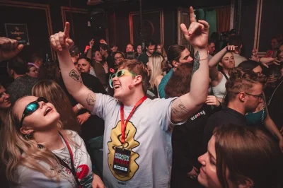 Erlebe krakau bei nacht: pub crawl durch 4 angesagte bars, 1 stunde unbegrenzt drinks, karaoke-spaß und vip-einlass ohne anstehen im top-club. inklusive fotos.