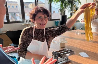 Vivi l’esperienza di fare la pasta fresca a verona con ricette di famiglia, poi gusta una cena fatta in casa accompagnata da vino locale. ingredienti e consigli inclusi.