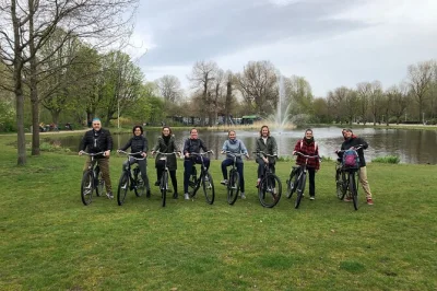 Explore o centro de amsterdam de bike com grupo em espanhol, visitando casa de anne frank, museumplein e vondelpark. bicicletas de qualidade e capa de chuva inclusas.