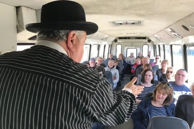Erlebe 1920er chicago auf einer gangster-bustour mit schauspieler-guides, echten prohibitions-schauplätzen und geschichten über capone & dillinger. mit verlosungen inklusive.