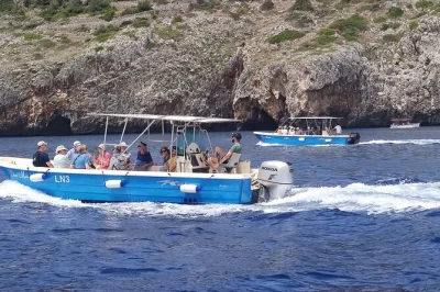 Découvrez santa maria di leuca en bateau avec visite des grottes, vues sur l’adriatique et l’ionien, pauses baignade, matériel de snorkeling et anecdotes de skippers locaux.