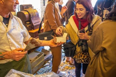 Starten sie am marktplatz von brügge, genießen sie pommes, waffeln, lokale süßigkeiten und handgemachte schokolade, und lassen sie den tag bei einer bierverkostung in einer gemütlichen brauerei a