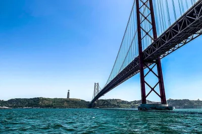 Disfruta de un paseo en velero de 2 horas por el río tajo en lisboa, con vino portugués, guía local y grupo reducido. incluye recogida y todos los gastos.