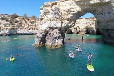 Abfahrt von der marina albufeira: kajaktour entlang der algarve-küste zu versteckten stränden und beeindruckenden meereshöhlen mit lokalem guide. inklusive katamaranfahrt und kompletter ausrüstung