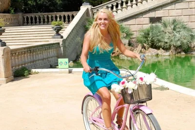 Explore as ruas vibrantes de barcelona de bike com guia local, incluindo paradas em praças escondidas, parques e uma pausa relaxante na praia com café.