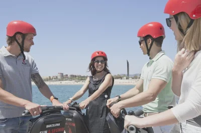 Sinta o ritmo de barcelona em um tour de segway—deslize da sagrada familia até o mar, com guia local, grupo pequeno e todo equipamento incluso.