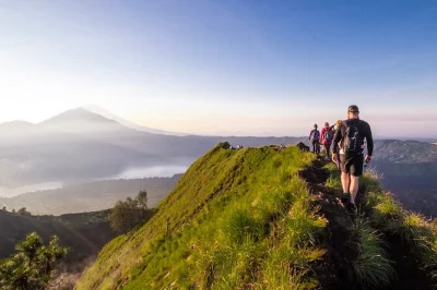 Erlebe den mount batur sonnenaufgang in bali mit hoteltransfer, lokalem guide und frühstück, das direkt am vulkan zubereitet wird. inklusive aller gebühren und wasserflasche.