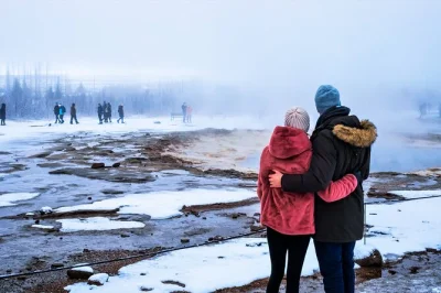 Scopri il fragore di gullfoss, ammira l’eruzione di strokkur e cammina tra i continenti in questo tour pomeridiano del golden circle da reykjavik con guida locale e pickup incluso.
