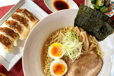 Descubre cómo preparar caldo de ramen y gyozas caseras en una cocina tradicional de kyoto, con guía práctica y almuerzo incluido. grupo pequeño, recetas auténticas y sabores reales.