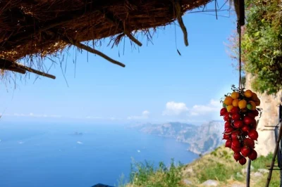 Descubre la costa amalfitana con un transfer privado desde sorrento, camina por la senda de los dioses, conoce a agricultores locales y disfruta de vistas impresionantes. recogida incluida.