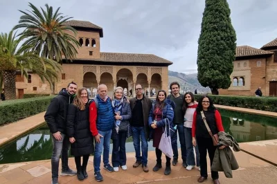 Scopri l'alhambra di granada con una guida privata, salta le code, visita i palazzi nasridi e passeggia nei giardini del generalife—ingresso incluso per una giornata senza pensieri.