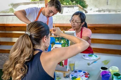 Commencez votre matinée à cartagena en peignant la skyline depuis un toit privé à getsemani, avec mimosas, snacks locaux et ambiance conviviale. matériel et brunch inclus.