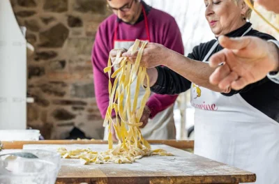 Découvrez montepulciano en cuisinant pâtes maison et tiramisu avec un hôte local. prosecco, apéritif et vins toscans inclus.