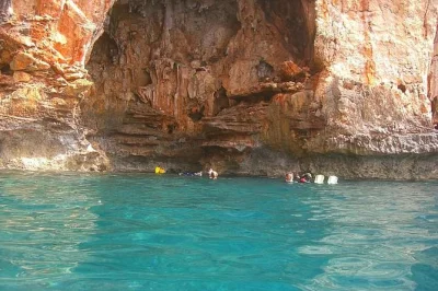 Siente la brisa marina en un paseo en barco desde chania, haz snorkel guiado en la bahía de souda, prueba paddle surf o motos acuáticas y disfruta fruta fresca. incluye recogida y fotos.