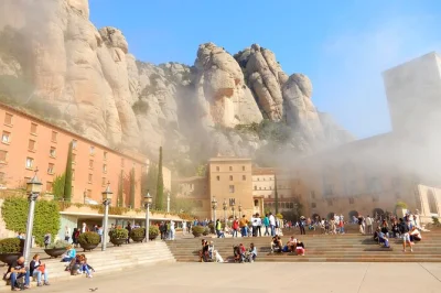 Scopri il monastero di montserrat, passeggiate panoramiche, pranzo catalano e visita a una cantina boutique con degustazione vini in un’escursione di un giorno da barcellona.