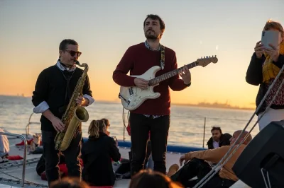 Curta o pôr do sol em barcelona a bordo de um catamarã com jazz ao vivo, vista da cidade e bar relaxante. saída do portal de la pau com música ao vivo.