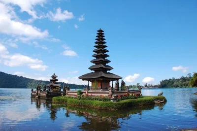 Scopri il fresco tempio ulun danu beratan, passeggia tra le risaie di jatiluwih, assaggia frutta fresca al mercato di bedugul—pickup in hotel e ingressi inclusi.
