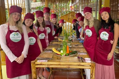 Découvrez hoi an autrement : balade au marché local, balade en panier dans la palmeraie de cam thanh, création de lanternes et cours de cuisine pratique. navette incluse.