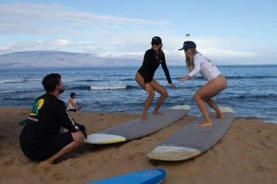 Vivez le pacifique sous vos pieds avec des cours de surf en groupe à kaanapali beach, maui. petits groupes, moniteurs patients et tout le matériel fourni pour un démarrage en douceur.