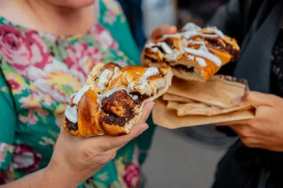 Scopri i mercati di copenaghen con una guida locale, assaggia hotdog danesi, dolci tipici e degustazioni private con visite ai luoghi più belli della città. opzioni vegetariane disponibili.