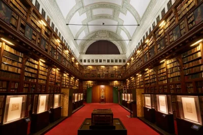 Descubre en milán la pinacoteca ambrosiana con el codex atlanticus de da vinci, obras de caravaggio, rafael y más. incluye entrada al museo y acceso a la histórica biblioteca.