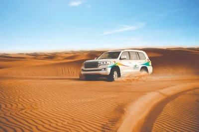 Sinta a emoção do safari no deserto de dubai com passeio 4x4 ao pôr do sol, passeio de camelo, jantar bbq e shows ao vivo. transporte do hotel incluso para uma noite sem preocupações.