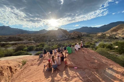 Sinta o ar do deserto no passeio em grupo pequeno ao pôr do sol em red rock, saindo de las vegas, com parada opcional nas 7 magic mountains e trilhas flexíveis. inclui traslado.