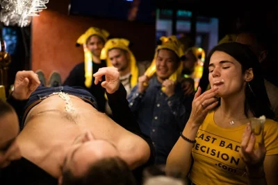 Disfruta la noche en lisboa con una ruta privada por bares de bairro alto, chupitos gratis en cada parada y entrada incluida a un club. guías locales y ambiente nocturno único.