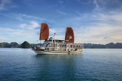 Acorde com o nascer do sol em ha long bay, faça caiaque perto de fazendas de pérolas, suba a ilha titop e aproveite refeições vietnamitas num cruzeiro deluxe com pernoite. inclui transfer de hanoi