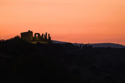 Tal der tempel agrigento: erlebe den sonnenuntergang bei den antiken tempeln mit englischsprachigem guide. faszinierende geschichten und beleuchtete ruinen inklusive.