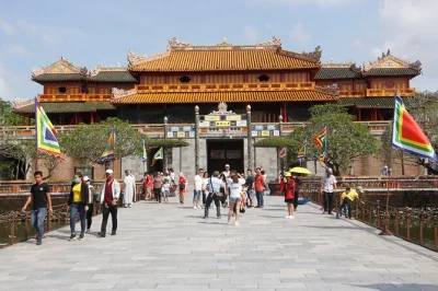 Descubre hue caminando por la ciudad imperial, recorriendo el campo en moto y elige traslados privados en coche o barco. incluye recogida opcional.