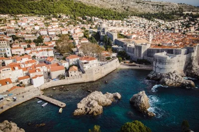 Scopri dubrovnik camminando tra le mura, forte lovrijenac e i set di game of thrones con guida locale e biglietti inclusi.