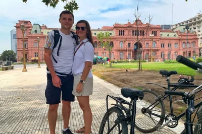 Descubre buenos aires en bici con guía local: recorre la boca, caminito, san telmo y puerto madero. incluye casco, agua y todo el equipo necesario.