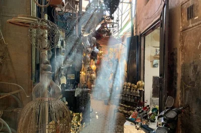 Découvrez la médina de marrakech, flânez dans les souks, visitez le palais bahia et savourez un thé à la menthe avec un guide local. prise en charge depuis votre riad ou hôtel incluse.