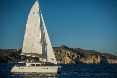 Découvrez la caldeira de santorin lors d’une croisière avec baignades, déjeuner barbecue, open bar et guide local. prise en charge et retour à l’hôtel inclus.