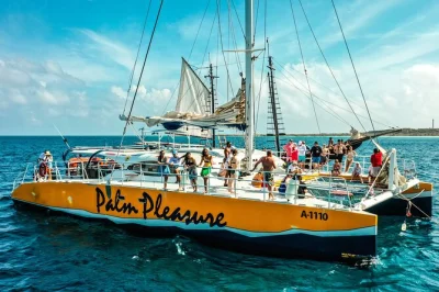 Siente la brisa en un catamarán de 70 pies, haz snorkel en el naufragio antilla y boca catalina en aruba, y disfruta de barra libre y almuerzo incluido con equipo de snorkel.