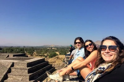 Scopri le piramidi di teotihuacan prima della folla con un tour in piccolo gruppo da città del messico, guida locale, degustazione di mezcal e trasferimento inclusi.