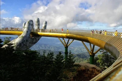 Découvrez le golden bridge, flânez dans le village français et prenez le téléphérique lors d’une journée privée à ba na hills avec prise en charge à l’hôtel et horaires flexibles.