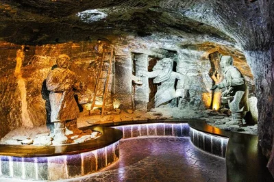 Explora la mina de sal de wieliczka en kraków con entrada sin colas, descubre capillas y esculturas de sal, y disfruta de un recorrido guiado local. incluye entrada y guía.
