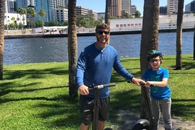 Découvrez l’énergie du centre-ville de tampa lors d’un tour guidé en segway—parcourez le riverwalk, passez devant l’amalie arena et profitez de vues imprenables sur la ville. guide inclus e