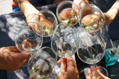 Scopri le cantine di nemea partendo da atene. assaggia oltre 10 vini, passeggia tra i vigneti e gusta un pranzo di pesce nel porto di corinto. tour del vino in piccolo gruppo.