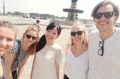 Erkunde bordeauxs berühmte straßen mit privatem guide, entdecke das wasserspiegel, grand théâtre und genieße ein glas bordeaux-wein. flexibler ablauf, rollstuhlgerecht.