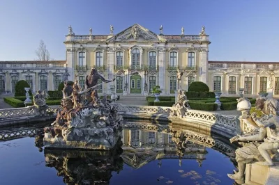 Explore o palácio de queluz, o mosteiro de mafra, ericeira e o castelo dos mouros em um passeio privado de um dia saindo de lisboa. inclui transporte, dicas locais e acesso facilitado.