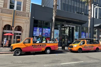 Explore hollywood e beverly hills em um tour animado de ônibus, passando por rodeo drive, sunset strip e casas de celebridades, com transporte privativo incluso.