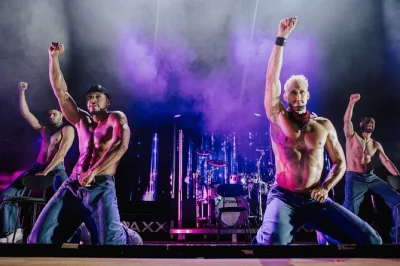 Vivez l’énergie du sixx paxx à berlin avec danse live, chant et afterparty déjantée. entrée au théâtre et fête incluses. réservez votre soirée berlinoise dès maintenant.