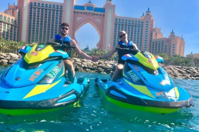 Sinta a adrenalina em um passeio de jet ski em dubai passando pelo burj al arab e atlantis, com fotos, vídeo e sorvete incluídos. pickup na marina com guia local.