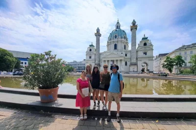 Vivi il cuore di vienna con un tour a piedi in piccoli gruppi—scopri hofburg, la cattedrale di santo stefano e angoli nascosti, con storie, foto e una sosta in un caffè storico.